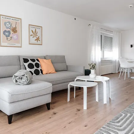 Skyrise - Stilvolles Mit Kueche & Balkon